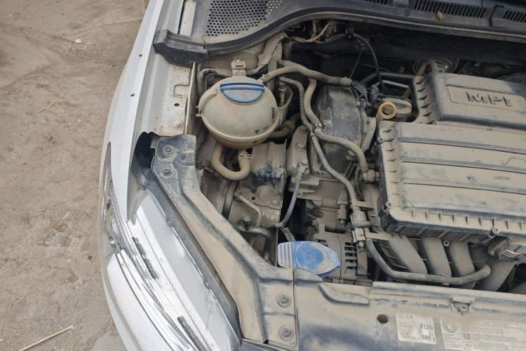 Used Volkswagen Santana 2015 1.6L Manual Fashion Edition Engine Bay Right