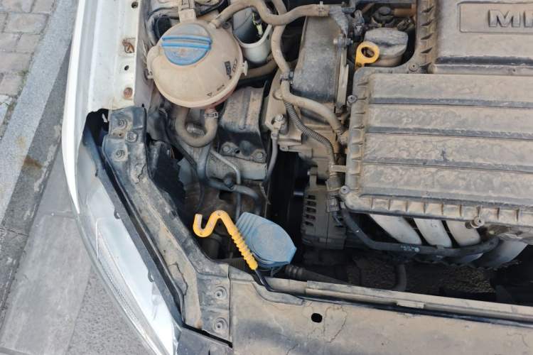 Used Volkswagen Santana 2015 1.6L Manual Fashion Edition Engine Bay Right