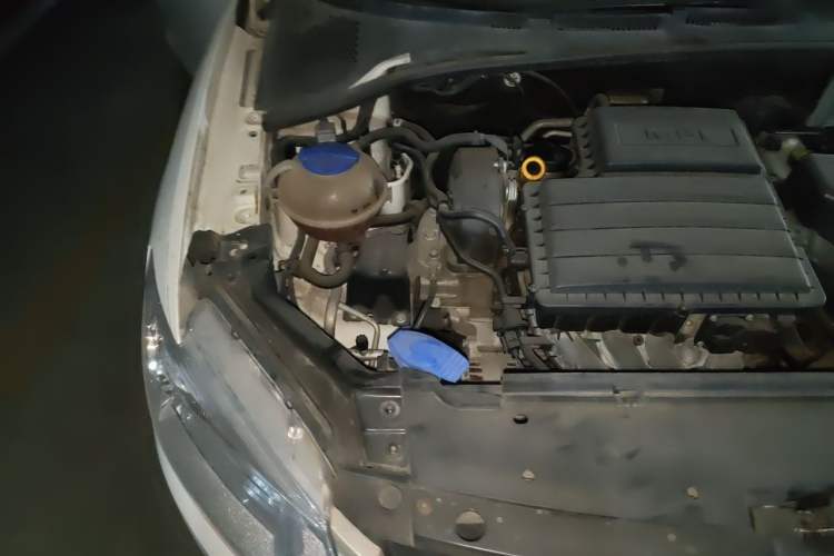 Used Volkswagen Santana 2015 1.6L Manual Fashion Edition Engine Bay Right