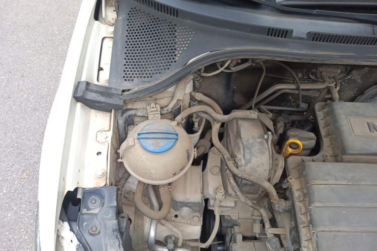 Used Volkswagen Santana 2015 1.6L Manual Comfort Edition Engine Bay Right