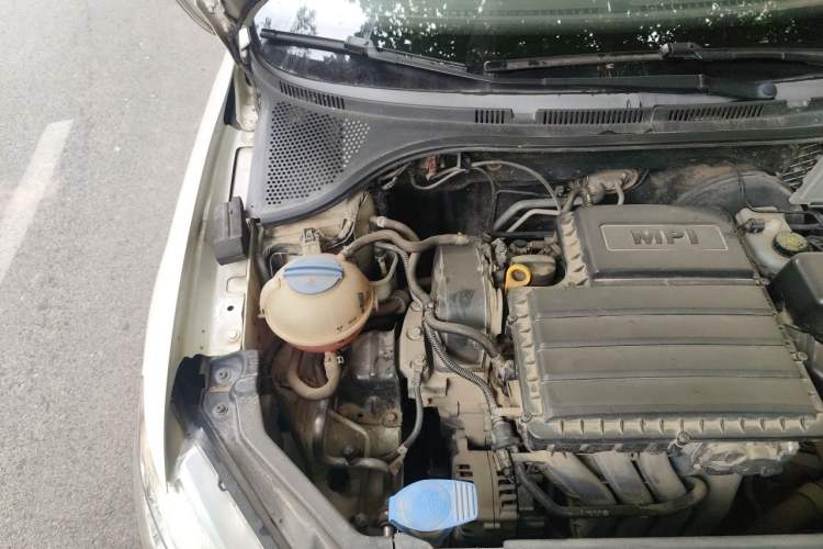 Used Volkswagen Santana 2015 1.6L Manual Fashion Edition Engine Bay Right
