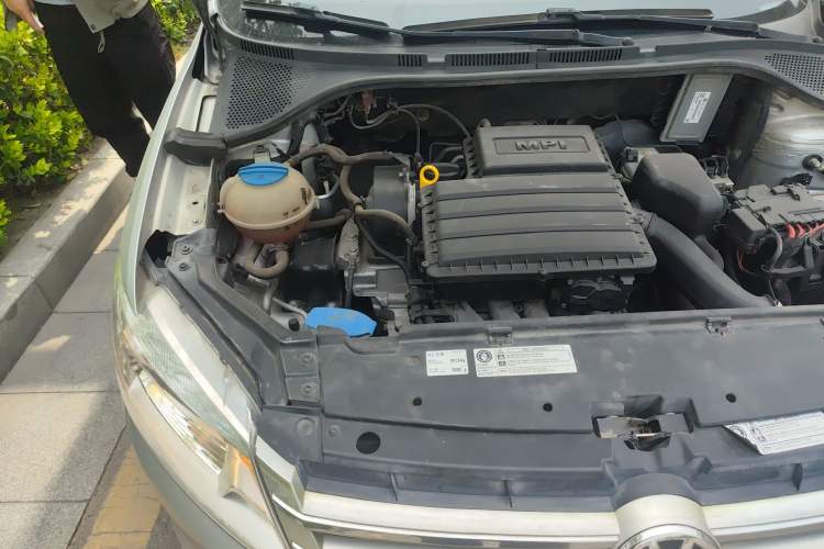 Used Volkswagen Santana 2015 1.6L Manual Fashion Edition Engine Bay Right