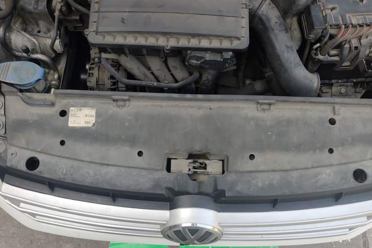 Used Volkswagen Santana 2015 1.6L Manual Fashion Edition Engine Bay