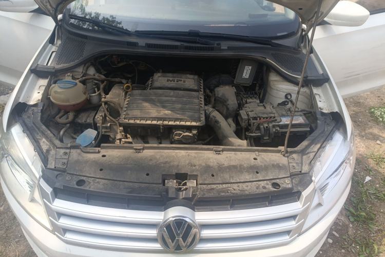 Used Volkswagen Santana 2015 1.6L Manual Fashion Edition Engine Bay