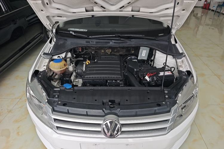 Used Volkswagen Santana 2015 1.6L Manual Fashion Edition Engine Bay