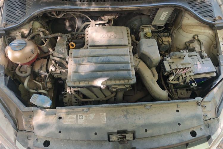 Used Volkswagen Santana 2015 1.6L Manual Comfort Edition Engine Bay