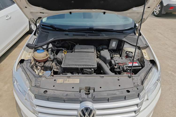 Used Volkswagen Santana 2015 1.6L Manual Fashion Edition Engine Bay