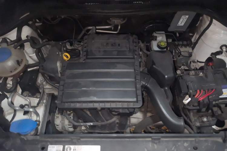 Used Volkswagen Santana 2015 1.6L Manual Fashion Edition Engine Bay