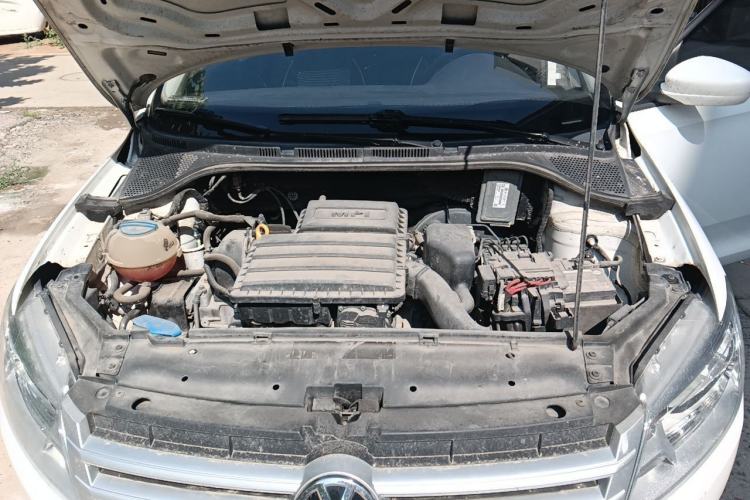 Used Volkswagen Santana 2015 1.6L Manual Fashion Edition Engine Bay