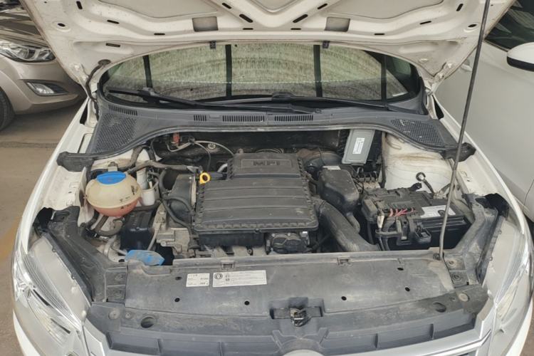 Used Volkswagen Santana 2015 1.6L Manual Comfort Edition Engine Bay