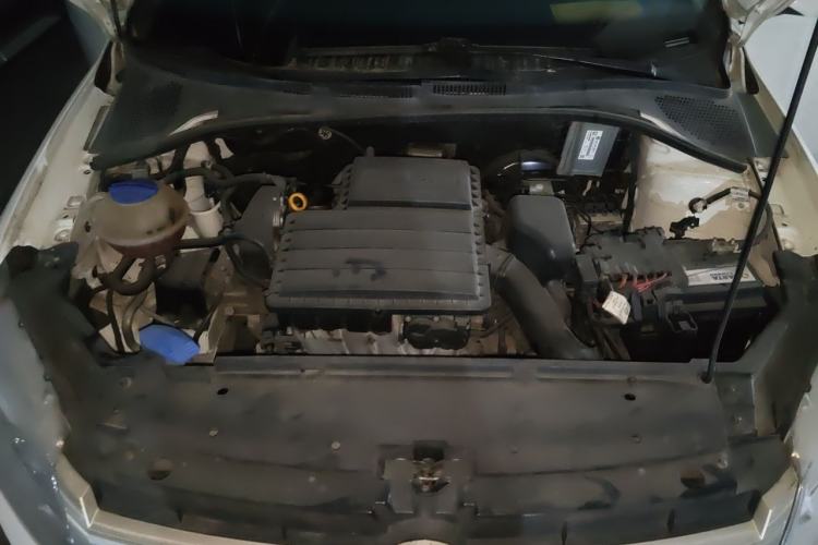 Used Volkswagen Santana 2015 1.6L Manual Fashion Edition Engine Bay