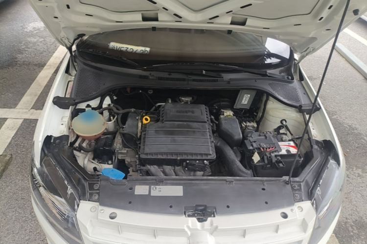 Used Volkswagen Santana 2015 1.6L Manual Fashion Edition Engine Bay