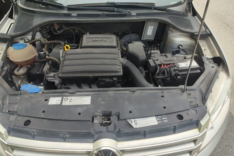 Used Volkswagen Santana 2015 1.6L Manual Fashion Edition Engine Bay