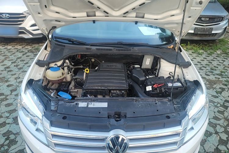 Used Volkswagen Santana 2015 1.6L Manual Comfort Edition Engine Bay
