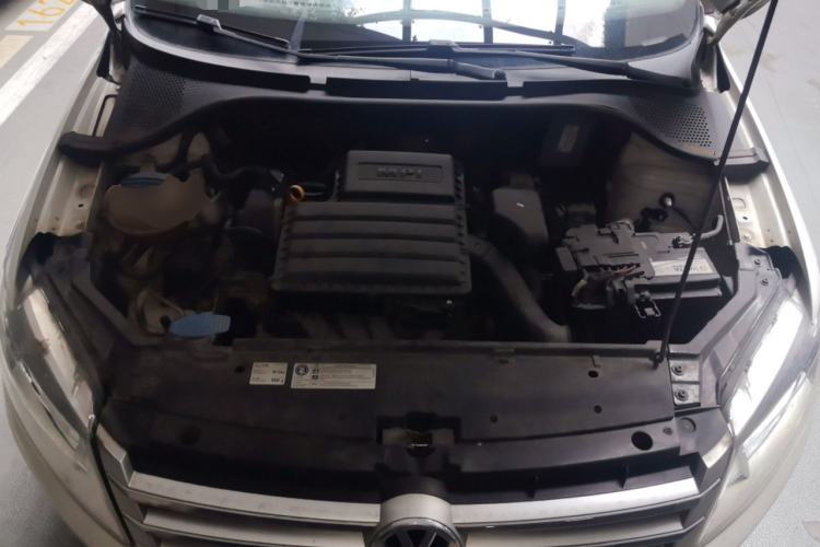 Used Volkswagen Santana 2015 1.6L Manual Comfort Edition Engine Bay