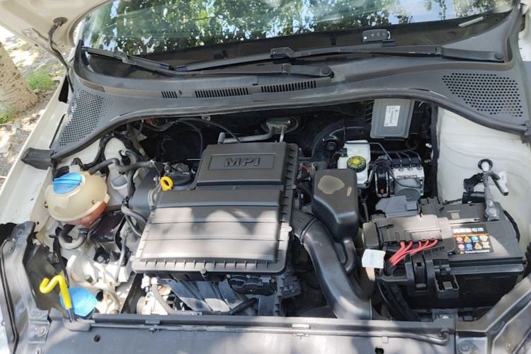 Used Volkswagen Santana 2015 1.6L Manual Fashion Edition Engine Bay