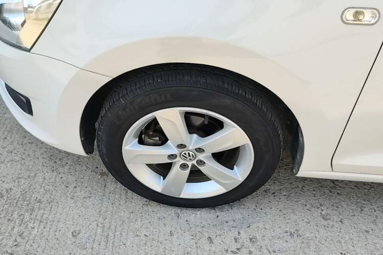 Used Volkswagen Santana 2015 1.6L Manual Comfort Edition Exterior 4