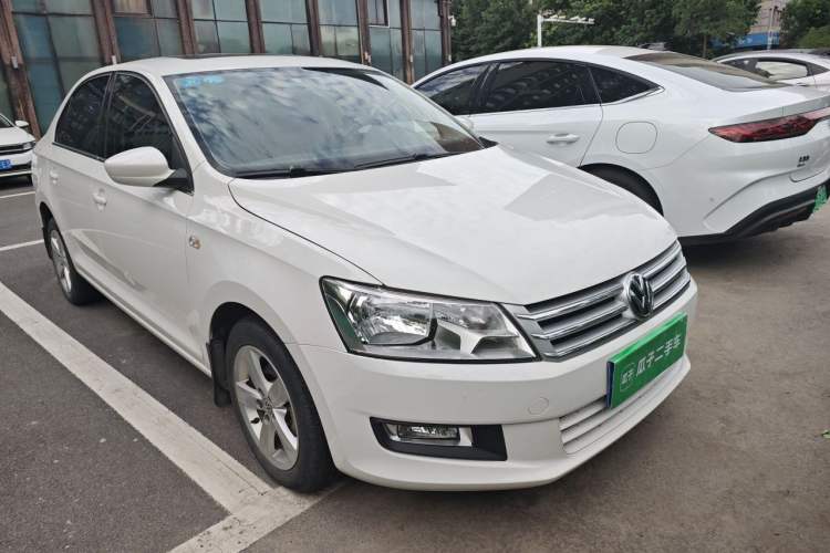 Used Volkswagen Santana 2015 1.6L Automatic Comfort Edition Front Right 45 Deg