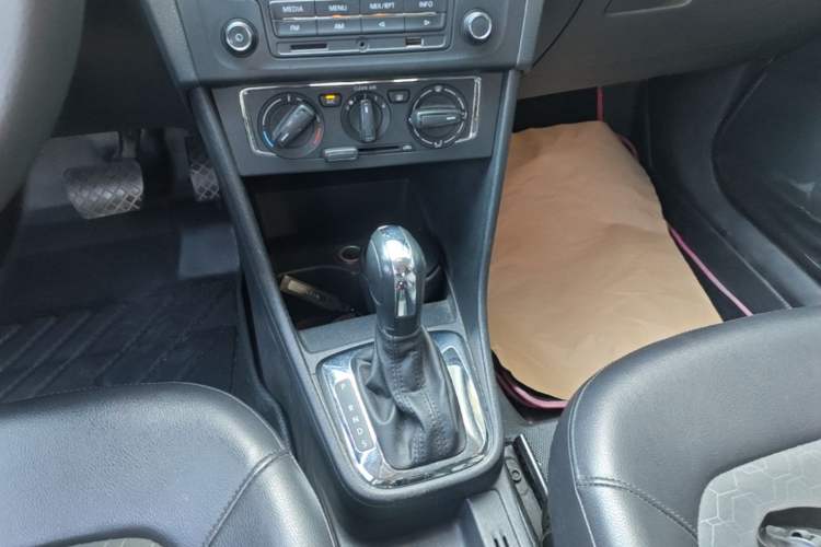 Used Volkswagen Santana 2015 1.6L Automatic Comfort Edition Gear Lever
