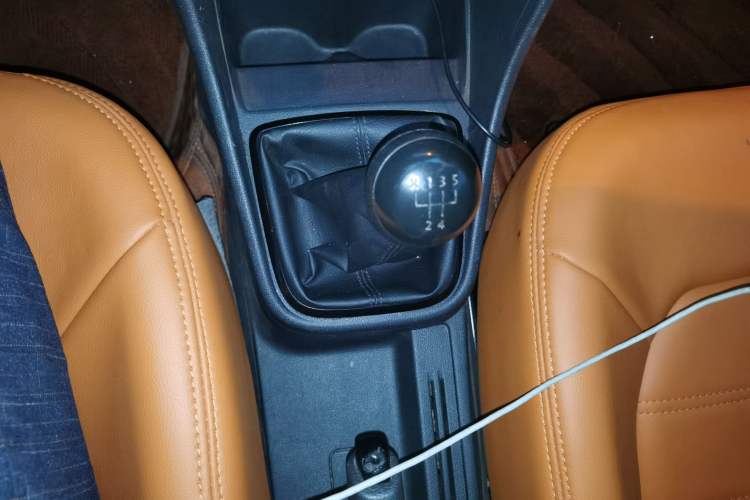 Used Volkswagen Santana 2015 HaoNa 1.6L Manual Fashion Edition Gear Lever