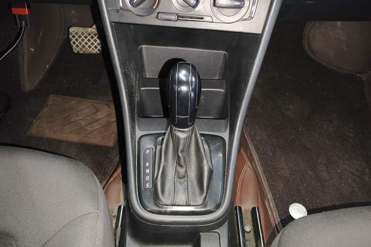 Used Volkswagen Santana 2015 1.6L Automatic Fashion Edition Gear Lever