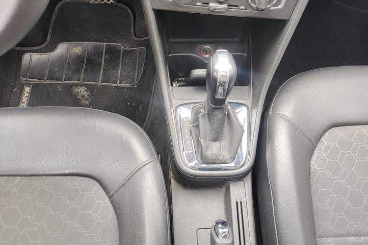 Used Volkswagen Santana 2015 1.6L Automatic Comfort Edition Gear Lever