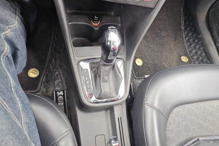 Used Volkswagen Santana 2015 1.6L Automatic Comfort Edition Gear Lever