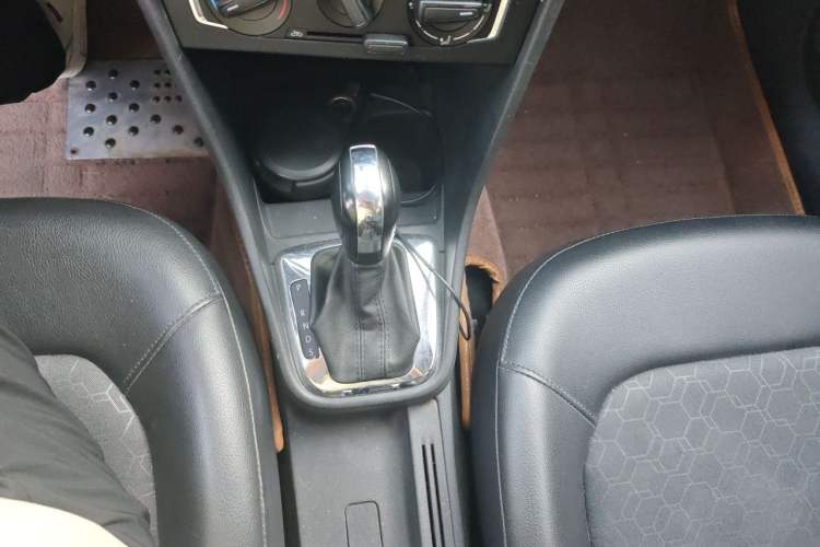 Used Volkswagen Santana 2015 1.6L Automatic Comfort Edition Gear Lever