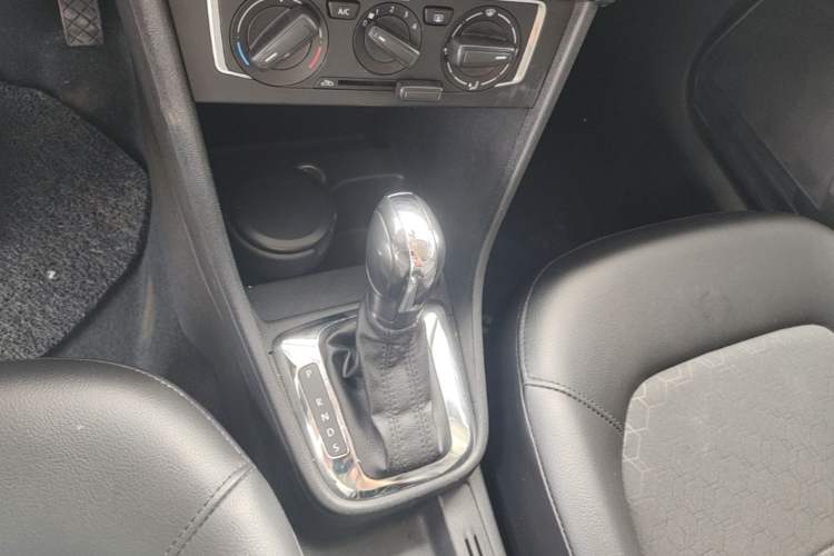 Used Volkswagen Santana 2015 1.6L Automatic Comfort Edition Gear Lever