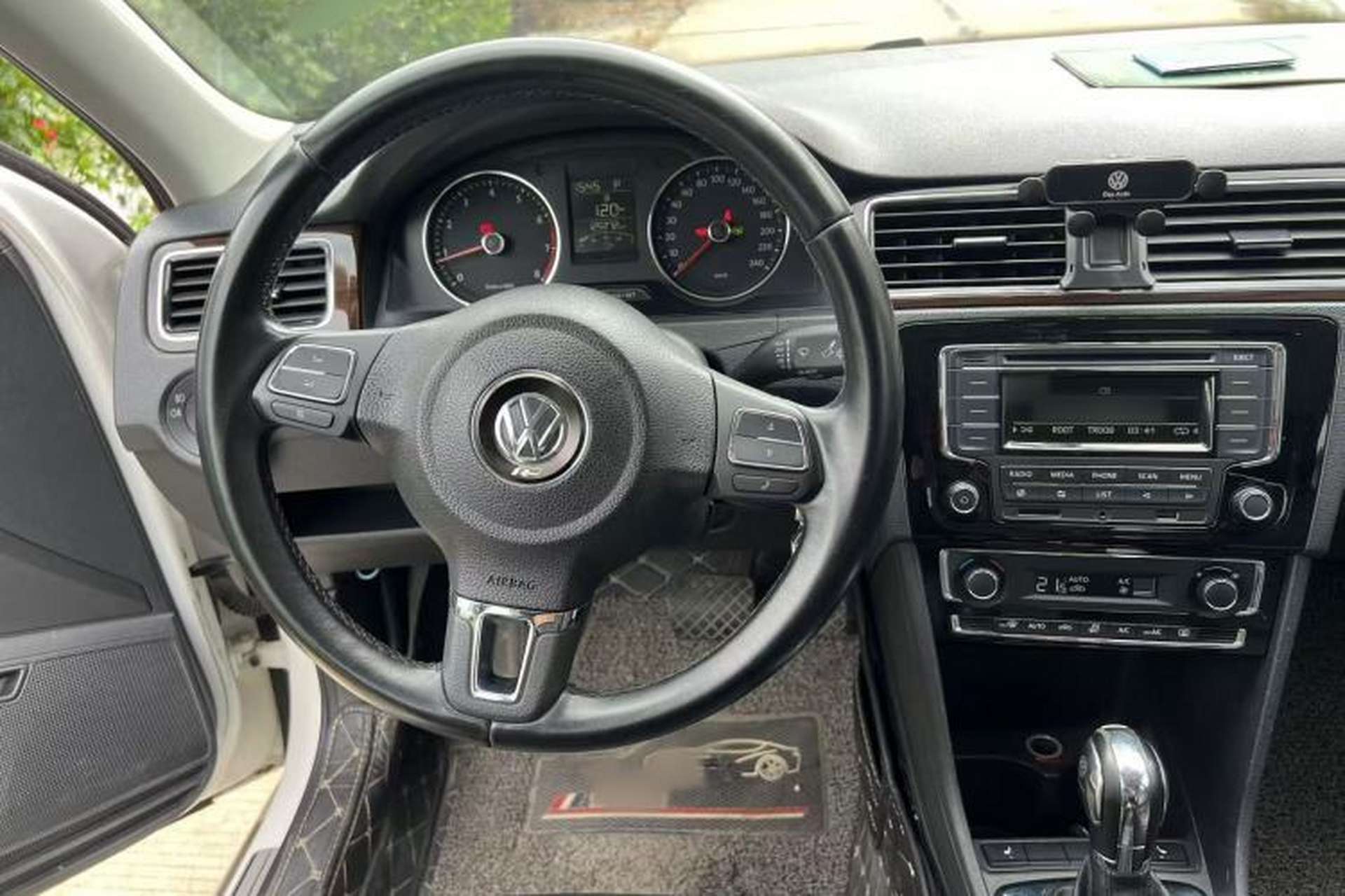 Used Volkswagen Santana 2015 1.6L Automatic Luxury Edition Interior 1