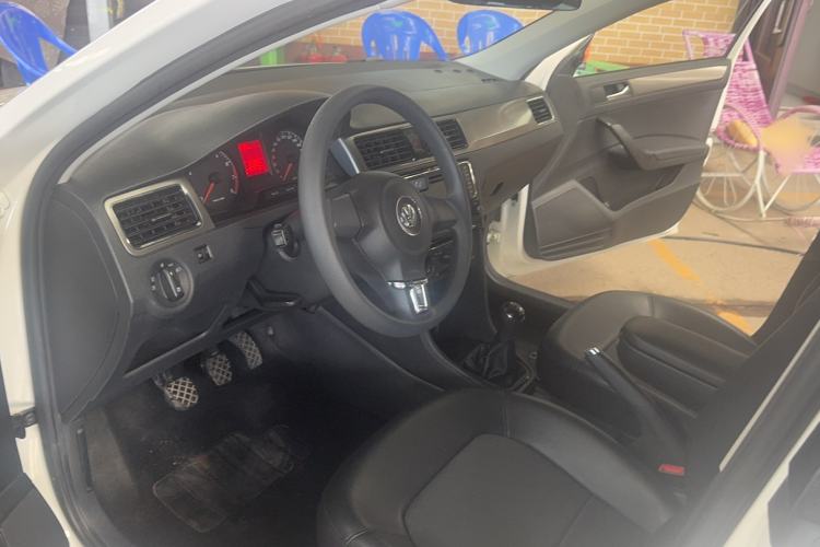 Used Volkswagen Santana 2015 1.6L Manual Comfort Edition Interior 1