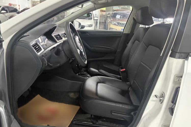 Used Volkswagen Santana 2015 1.6L Automatic Fashion Edition Interior 2