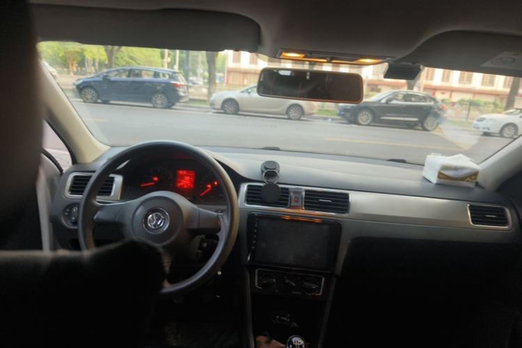 Used Volkswagen Santana 2015 1.6L Manual Comfort Edition Interior 2