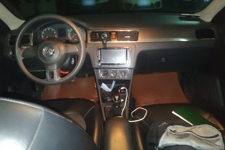 Used Volkswagen Santana 2015 1.6L Manual Comfort Edition Interior 2