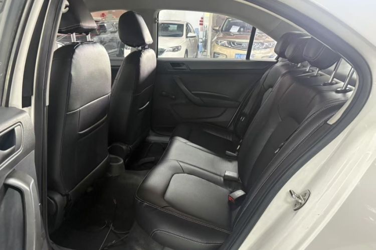 Used Volkswagen Santana 2015 1.6L Automatic Fashion Edition Interior 3