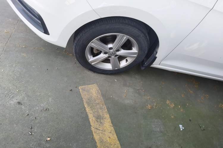 Used Volkswagen Santana 2015 HaoNa 1.6L Manual Fashion Edition Left Front Wheel Hub