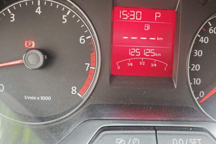 Used Volkswagen Santana 2015 1.6L Automatic Comfort Edition Odometer Close Up