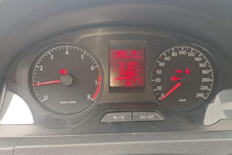 Used Volkswagen Santana 2015 1.6L Automatic Fashion Edition Odometer Close Up