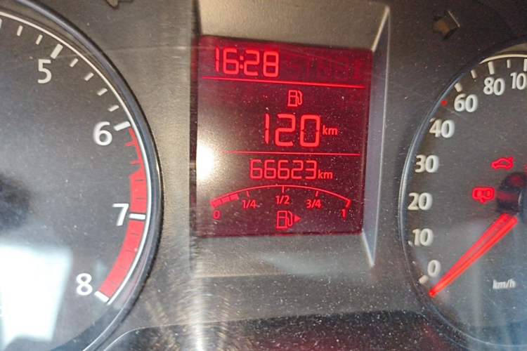 Used Volkswagen Santana 2015 1.6L Manual Fashion Edition Odometer Close Up