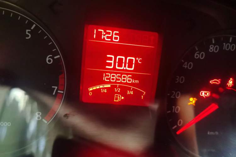 Used Volkswagen Santana 2015 1.4L Manual Fashion Edition Odometer Close Up