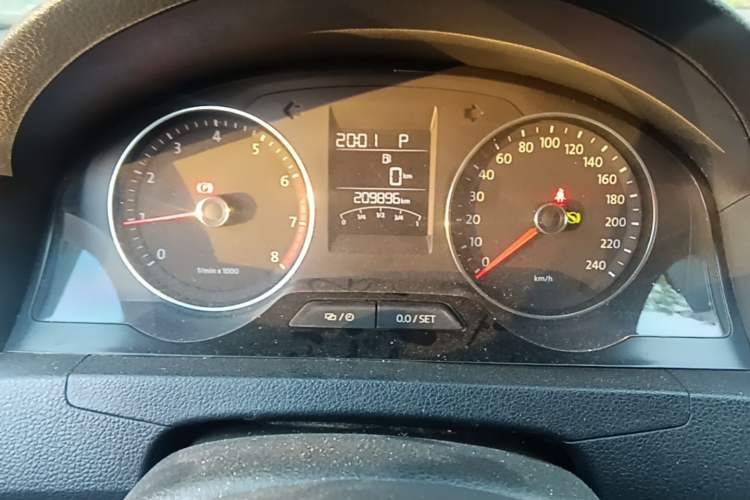 Used Volkswagen Santana 2015 1.6L Automatic Luxury Edition Odometer Close Up