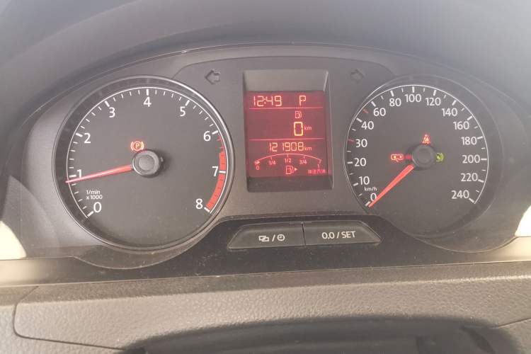Used Volkswagen Santana 2015 1.6L Automatic Comfort Edition Odometer Close Up