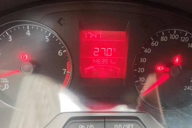 Used Volkswagen Santana 2015 1.4L Manual Fashion Edition Odometer Close Up