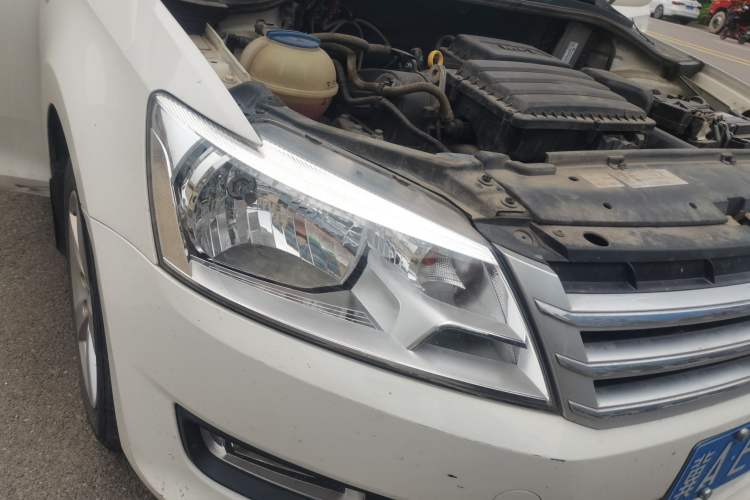 Used Volkswagen Santana 2015 1.6L Automatic Comfort Edition Right Front Headlight