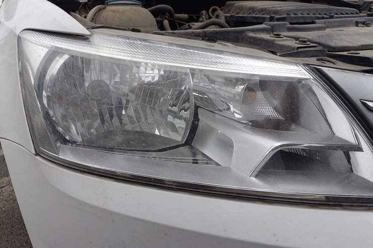 Used Volkswagen Santana 2015 1.6L Automatic Comfort Edition Right Front Headlight