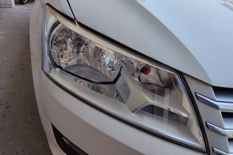 Used Volkswagen Santana 2015 1.6L Manual Comfort Edition Right Front Headlight