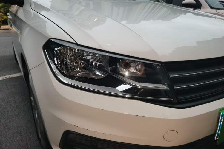 Used Volkswagen Santana 2015 HaoNa 1.6L Manual Fashion Edition Right Front Headlight