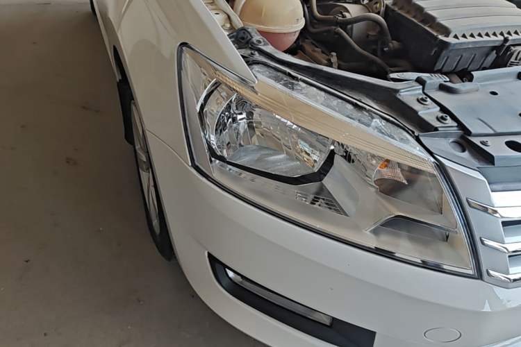 Used Volkswagen Santana 2015 1.6L Automatic Comfort Edition Right Front Headlight
