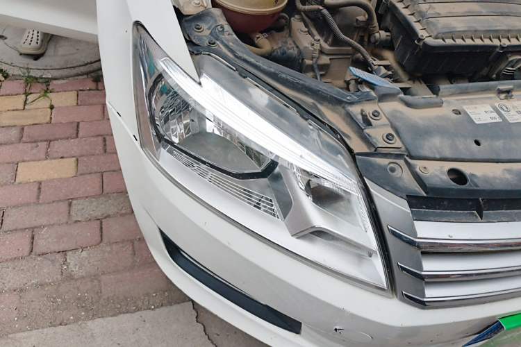 Used Volkswagen Santana 2015 1.6L Automatic Comfort Edition Right Front Headlight