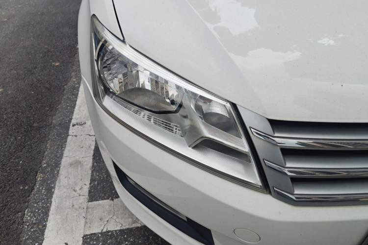 Used Volkswagen Santana 2015 1.6L Automatic Comfort Edition Right Front Headlight